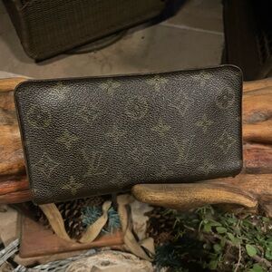 Louis Vuitton Dark Brown Monogram Zip-Around  Sarah’s Wallet